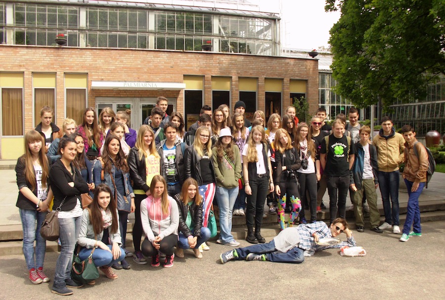 Comenius-Schüler vor dem Palmenhaus in Poznan